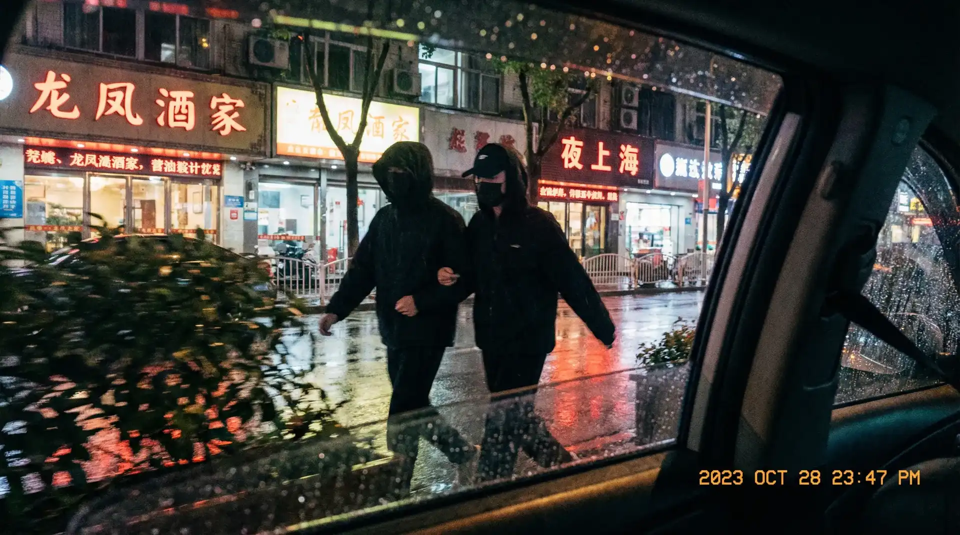 海角网-全网热点汇总|独家爆料|官方推荐站点 - 顶流明星深夜密会现场抓拍照片